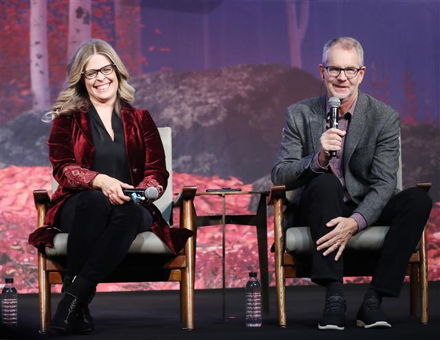 디즈니 애니메이션 ‘겨울왕국2’의 공동 연출인 크리스 벅(오른쪽), 제니퍼 리 감독이 25일 서울 종로구 포시즌스호텔에서 열린 기자간담회에 참석해 취재진의 질문에 답하고 있다. 뉴스1