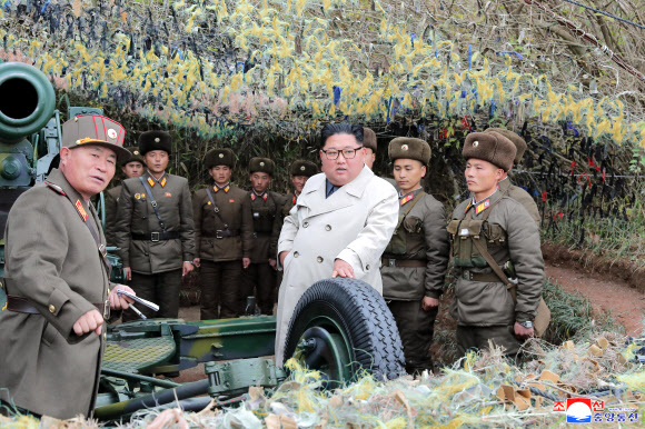 김정은(오른쪽 세 번째) 북한 국무위원장이 서부전선에 있는 창린도 방어대를 시찰하고 해안포 사격을 지도했다고 조선중앙통신이 25일 보도했다. 연합뉴스
