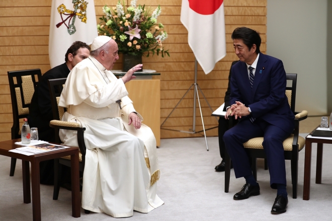 프란치스코(왼쪽 두 번째) 교황이 25일 아베 신조 일본 총리를 만나 대화를 하고 있다. 교황은 아베 총리와의 면담에서 일본의 지속적인 핵 발전 사용에 대해 우려를 표한 것으로 전해졌다. 2019.11.25 AP 연합뉴스