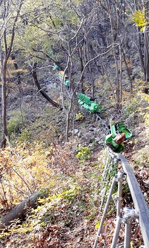 지난 6일 군위군 고로면 석산리 한 생태농원에서 운영 중인 모노레일이 탈선해 있다. 의성소방서 제공
