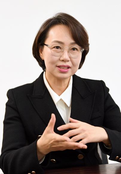 백선희 육아정책연구소장이 26일 서울 중구 서울신문사에서 가진 인터뷰에서 저출산 문제를 해결하기 위한 아동·육아 친화적 정책의 중요성을 설명하고 있다. 도준석 기자 pado@seoul.co.kr