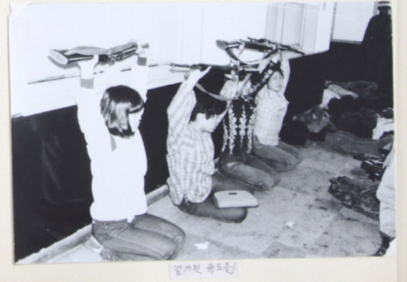 1980년 5월 광주항쟁 당시 계엄군에게 잡힌 여성 시민군들이 무릎을 꿇고 있는 모습.  연합뉴스·대안신당 박지원 의원실 제공