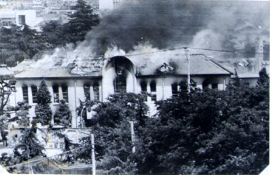 5월 21일 당시 광주세무서가 불타고 있는 모습. 연합뉴스·대안신당 박지원 의원실 제공