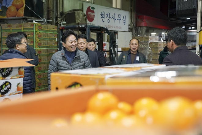 원희룡 제주지사가 27일 대구 도매시장에서 제주 감귤홍보 활동을 벌이고 있다(제주도 제공)