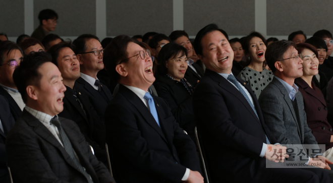 박진영 문재인대통령 직속 전 국가균형발전위 대변인의 ‘혁신의 법칙’ 출판기념회에서 이재명 도지사와 김두관 의원이 파안대소하고 있다. 