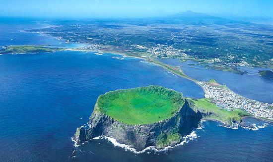 중국인 관광객들이 즐겨찾는 세계자연유산인 제주 성산일출봉의 모습(제주도 제공)