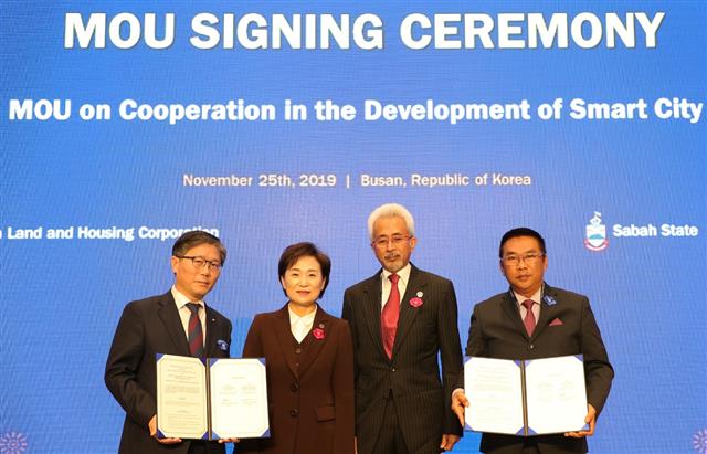 변창흠(왼쪽 첫 번째) 한국토지주택공사(LH) 사장과 김현미(두 번째) 국토교통부 장관이 지난 25일 부산에서 카마를 이브니 아흐마드(세번째) 말레이시아 주택지방부 부장관 등과 스마트 시티 개발 협력 업무협약(MOU)을 체결한 뒤 기념촬영을 하고 있다.  한국토지주택공사 제공