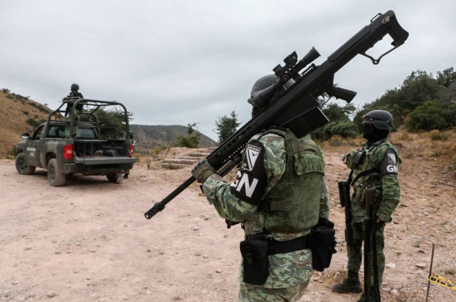 멕시코 국경수비대가 국경선 근처 소노라주 바비스페에 있는 산간지역에서 마약조직에 대해 감시활동을 펴고 있다. 바비스페 AFP 연합뉴스