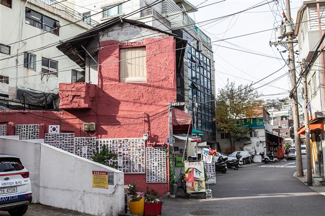 서울역에서 가까운 서계동에 게스트하우스가 들어서면서 외국인 관광객들의 명소가 된 개미수퍼. 사방 벽면에 관광객과 가게 주인이 함께 찍은 기념사진이 붙어 있다.