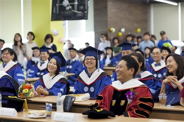 최근 서울 성동구 한양사이버대에서 열린 졸업식에서 석사모를 쓴 다양한 연령대의 학생들이 밝은 표정으로 웃으며 졸업을 축하하고 있다. 한양사이버대 제공