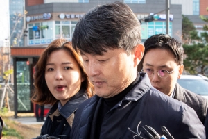 유재수 구속… 권력형 비리로 번지나