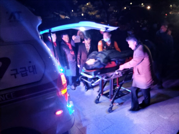 청와대 앞에서 8일째 단식하던 자유한국당 황교안 대표가 27일 밤 응급실로 이송되고 있다. 2019.11.27 자유한국당 제공.