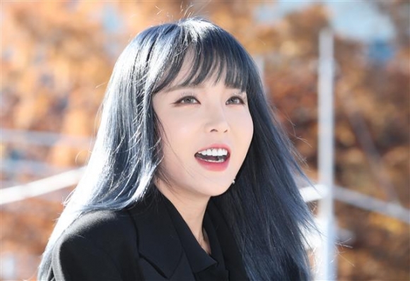 홍진영, 자체발광
