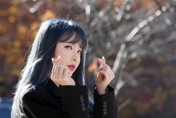 홍진영, 트롯 요정의 요염한 하트