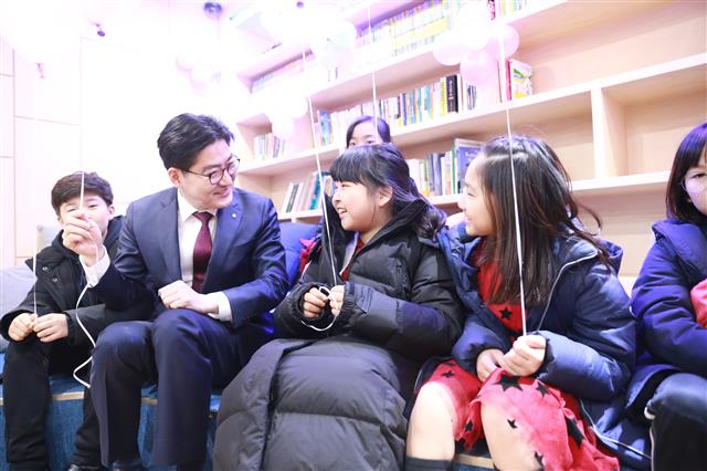 지난 19일 서울 강동구 길동에 문을 연 구립길리청소년지역아동센터에서 이정훈(왼쪽 두 번째) 강동구청장이 센터를 찾은 아이들과 얘기하고 있다. 강동구 제공