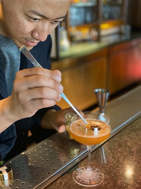 서울 마포구 라이즈호텔 바 ‘사이드노트클럽’에서 이종환 헤드바텐더가 한국의 고구마 소주를 원주로 한 칵테일 ‘실크로드’를 만들고 있다.