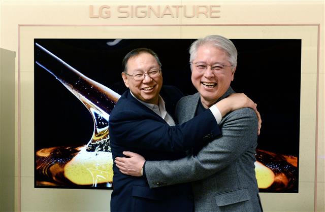LG전자 조성진(왼쪽) 부회장이 28일 서울 여의도 트윈타워 집무실에서 LG전자 새 최고경영자(CEO)에 선임된 권봉석 사장을 만나 축하 인사를 건네고 있다. LG전자 제공
