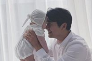 이필모, 아들 100일 촬영장서 포착 ‘꿀 떨어지는 눈빛’ [EN스타]