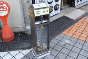 담배꽁초가 투표용지? 기발한 ‘꽁초픽’ 쓰레기통 눈길