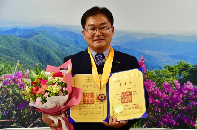 정홍기 광양시 광양읍장이 바르게살기운동 중앙협의회가 주관한 안전문화 정착을 위한 아름다운 전남만들기 회원 전진대회에서 전남도 공무원 중 유일하게 ‘바르게살기 금장’을 수상했다.