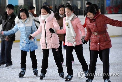 지난 18일 평양 인민야외빙상장에서 시민들이 스케이트를 즐기고 있다. 2017.1.31 평양 조선신보/연합뉴스