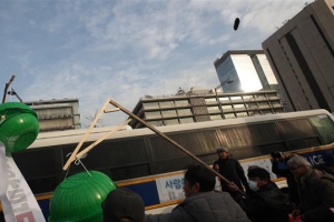 [포토] ‘미대사관에 날아드는 신발’ 농민들의 성난 외침