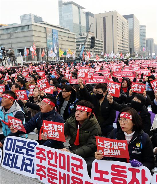 ‘노동개악 저지’ 구호 외치는 참가자들