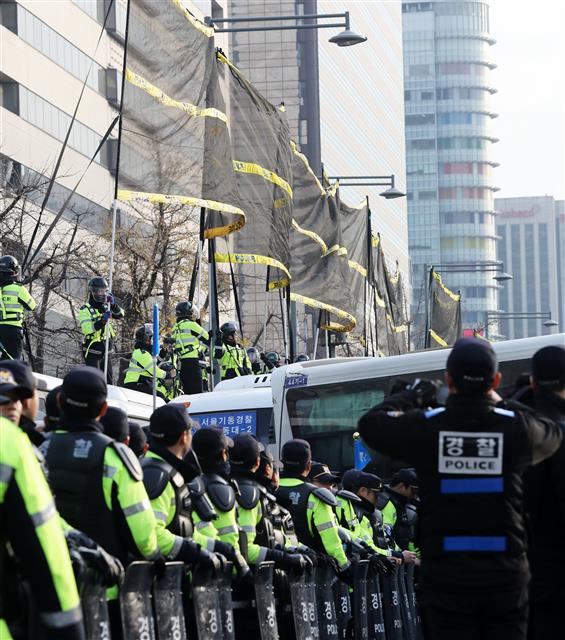 ‘미대사관을 보호하라’