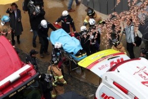 [포토] 과천 오피스텔 신축공사 붕괴…구급차로 옮겨지는 매몰자