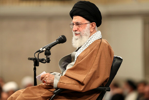 이란 최고지도자 아야툴라 알리 하메네이가 27일(현지시간) 테헤란에서 열린 자원 보안대 요원들과의 회의에서 연설을 하고 있다. 하메네이는 이 자리에서 최근의 반정부 시위는 미국 등 적국과 연계된 “매우 위험한 음모”라고 규정했다. 테헤란 EPA 연합뉴스