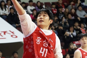 정해인, 훈훈 비주얼로 농구장서 시투 ‘가볍게~’ [EN스타]