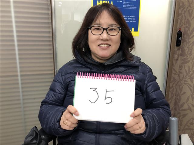 사회 소수자들이 말하는 한국 사회의 인권 점수는 민망할 정도로 낮다. 전윤선 여행작가는 35점을 줬다.