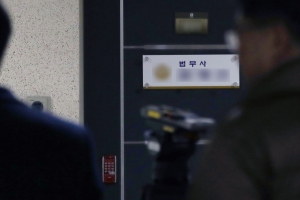 검경 ‘특감반원 아이폰’ 쟁탈전