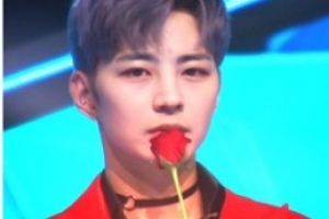 ‘미스터트롯’ 베일 벗었다..‘빨간 수트+장미꽃’ 단체 사진 공개