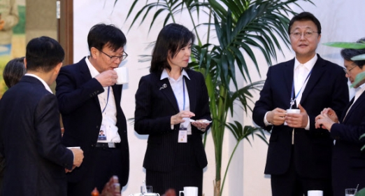 [포토] 수보회의 전 ‘차 한잔’