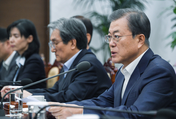 문재인 대통령이 2일 오후 청와대에서 수석·보좌관 회의를 주재하고 있다. 2019. 12.2  도준석 기자pado@seoul.co.kr