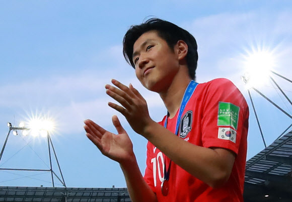 올해 국제축구연맹(FIFA) 20세 이하(U-20) 월드컵 준우승의 주역인 이강인이 2일 홍콩 컨벤션센터에서 열린 아시아축구연맹(AFC) 연간 시상식에서 ‘유망주상’을 수상했다. 2019.12.2  연합뉴스