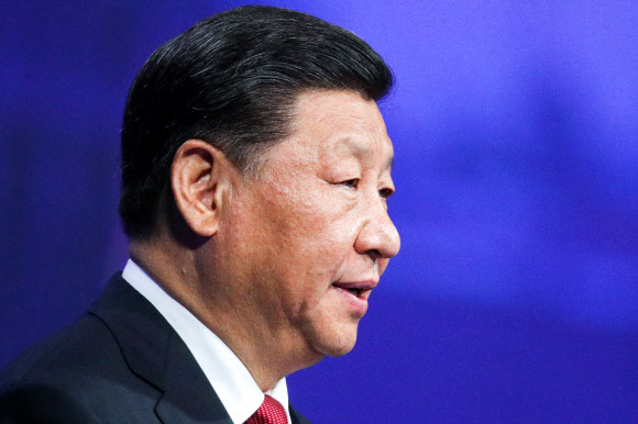 시진핑 중국 국가주석이 올해 6월 상트페테르부르크에서 열린 국제경제포럼에서 기조연설을 하고 있다. 서울신문DB