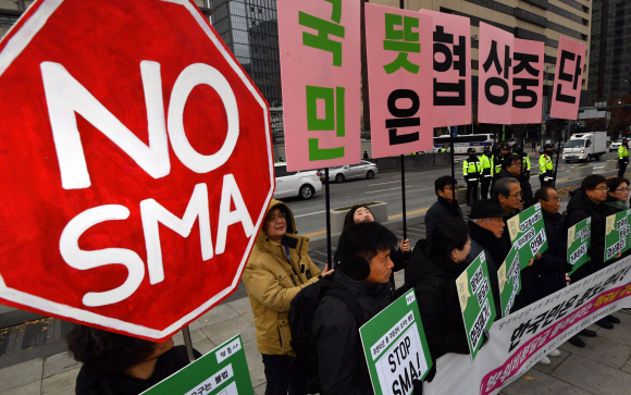 3일 미국대사관 앞에서 열린 방위비협상관련 집회에서 평통사 회원들이 피켓을 들고 서 있다. 2019.12.3 박지환기자 popocar@seoul.co.kr