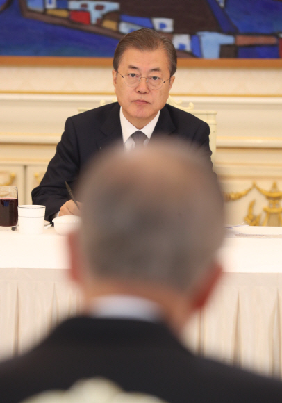 3일 청와대에서 문재인 대통령이 국가기후환경회의 반기문 위원장으로부터   오찬을 겸한 활동 경과에 대해 보고를 받고있다. 2019. 12.3 도준석 기자pado@seoul.co.kr