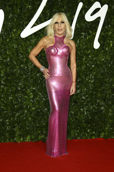 Donatella Versace  Designer Donatella Versace poses for photographers upon arrival at the British Fashion Awards in central London, Monday, Dec. 2, 2019. (Photo by Joel C Ryan/Invision/AP)