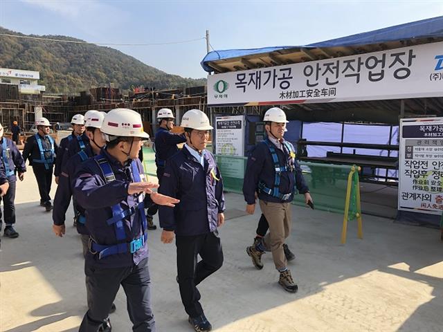 서재환(앞줄 가운데) 금호산업 사장이 지난달 6일 세종시에 위치한 건설 현장에서 열린 ‘안전점검의 날’ 행사에 동참해 현장 상황을 살펴보고 있다. 금호산업 제공