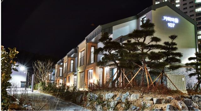 한국토지주택공사(LH)가 세종시 1-1 생활권에 제로에너지 기술로 건설한 ‘로렌하우스’의 모습. 로렌하우스는 태양광 패널과 열회수 환기장치, 단열 강화 등을 통해 에너지 사용량이 일반주택의 60%에 불과하다. LH 제공