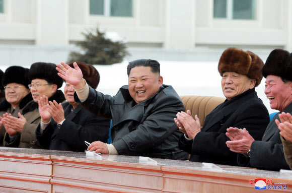 김정은 북한 국무위원장이 ‘연말 비핵화 협상시한’을 앞두고 지난 2일 백두산 삼지연군 읍지구 준공식에 참석했다고 조선중앙통신이 3일 보도했다. 연합뉴스