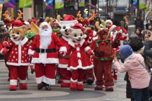 명동에 나타난 산타와 루돌프