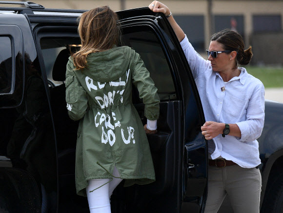 지난 6월 21일 텍사스 접경 지역 이민자 아동 수용시설을 방문한 뒤 다른 일정을 소화하기 위해 차에 오르는 멜라니아 트럼프(왼쪽) 미 영부인의 뒷모습. 녹색 재킷에 ‘난 상관 안 해’라고 쓴 문구가 보인다. 메릴랜드 AFP 연합뉴스