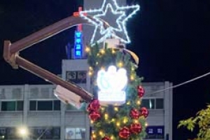 안양시, 겨울철 활용도 높인 ‘착한그늘막’…저예산 성탄 트리 변신