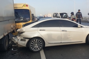 빙판길 10중 추돌 2명 사망… 평택 장안대교서