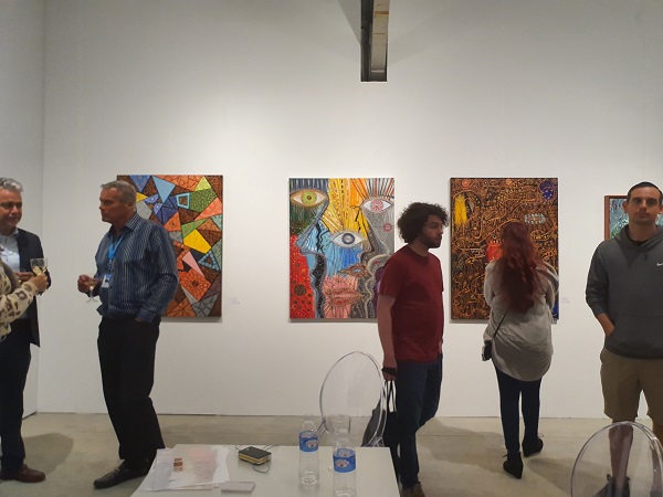 2019 컨텍스트 아트 마이애미에서 최비오(VIO CHOE)부스를 관람하고 있는 관객들.