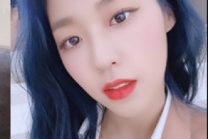 설현, 블루 헤어로 파격 변신 근황 ‘몽환적 분위기’ [EN스타]